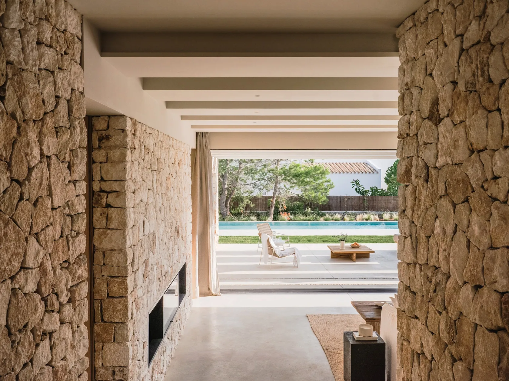 Seamless continuity between kitchen, lounge, and outdoor life.