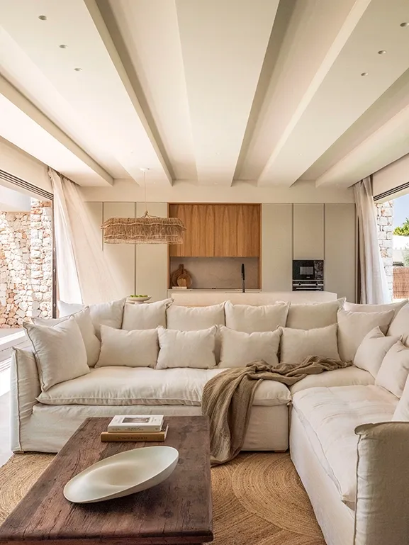 A living area that blurs boundaries, extending naturally to the exterior.